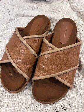 Women's Wat The Brand Tan Leather Slide Sandals with Cream Piping sz 41